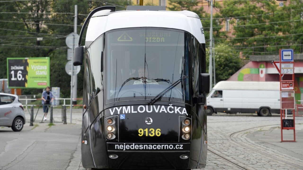 Útok na svedomie? Čiernych pasažierov má odradiť upravená električka