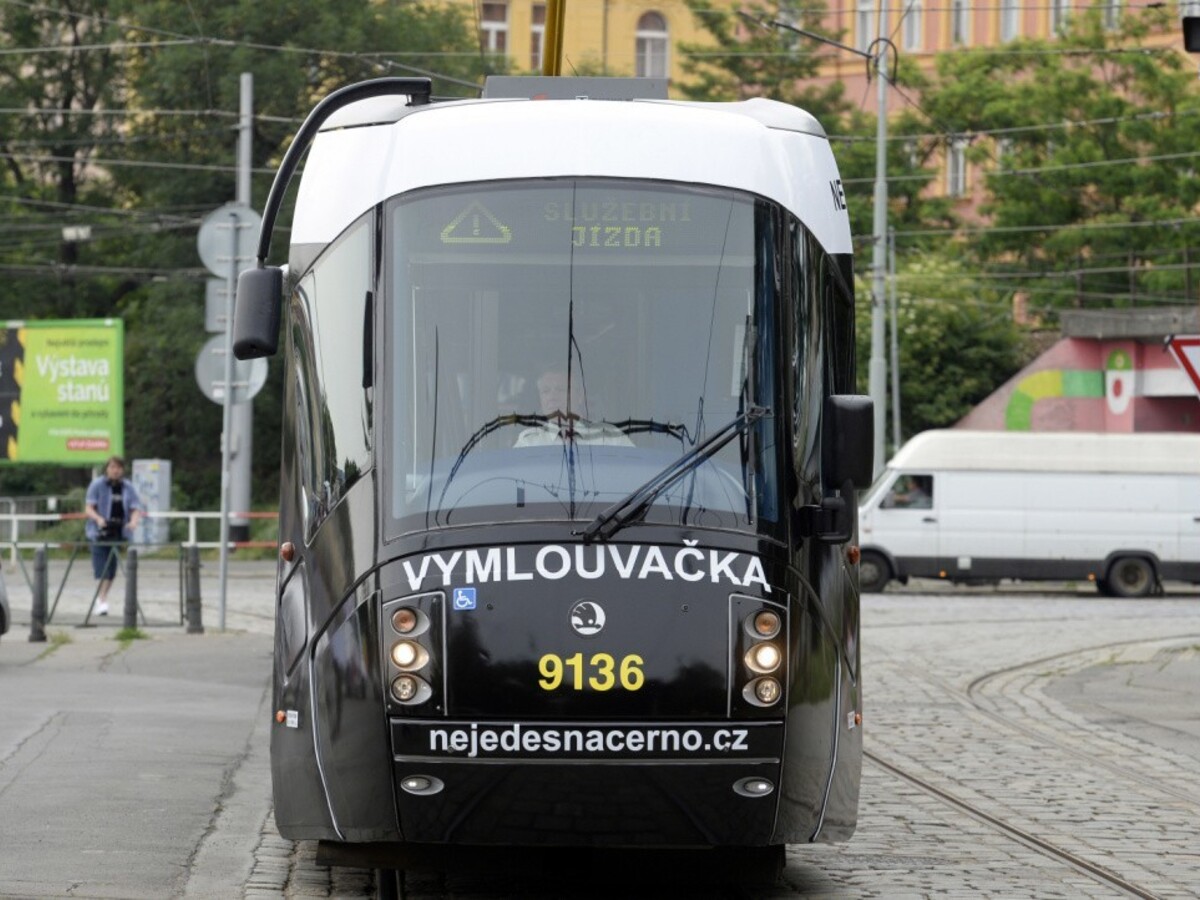 Útok na svedomie? Čiernych pasažierov má odradiť upravená električka