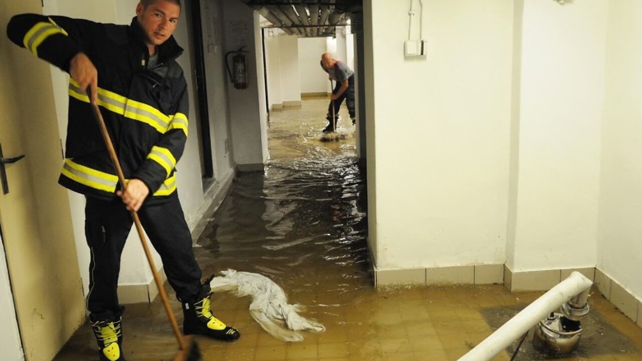 Prahu potrápilo krupobitie. Pod vodou skončili pivnice i nemocnica