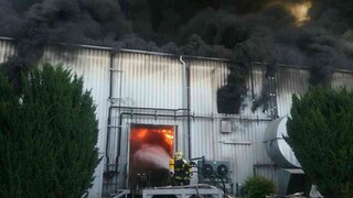 Proti rozsiahlemu požiaru haly zasiahli desiatky hasičov