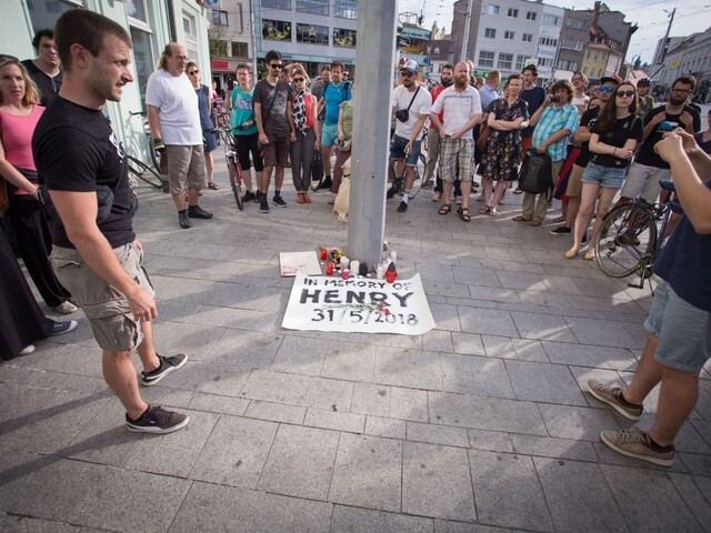 Zadržali muža, ktorý v Bratislave na smrť dokopal Filipínca Henryho