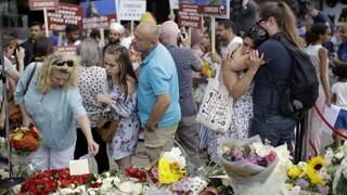 Londýn si pripomenul útok na moste, vyhaslo osem životov