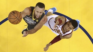 NBA: Cleveland nedostal žiadnu šancu, LeBrona zatienil Curry