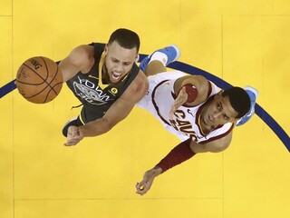 NBA: Cleveland nedostal žiadnu šancu, LeBrona zatienil Curry
