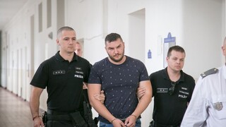 Toto je muž, ktorý v Bratislave dokopal Filipínca. Ide do väzby