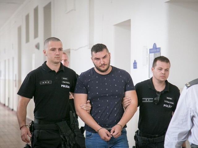 Toto je muž, ktorý v Bratislave dokopal Filipínca. Ide do väzby