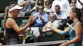 Halepová je vo štvrťfinále, Wozniacka podľahla talentovanej Ruske