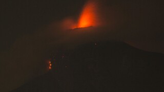 Láva z vybuchnutej sopky rozšírila ostrov La Palma o stovky metrov, v niekoľkých dedinách nariadili lockdown