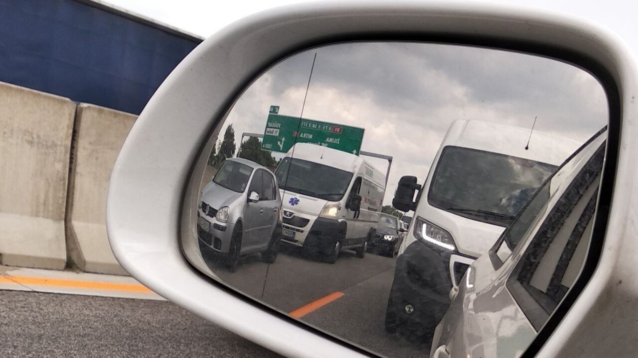 Diaľnicu do Bratislavy zablokovala nehoda, prejazdný je jeden pruh