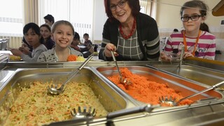 Deťom na ZŠ uhradia obedy, opatrenie bude stáť desiatky miliónov