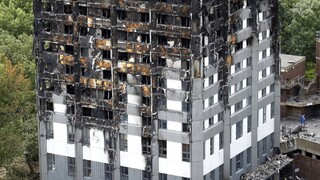 Uplynul rok od tragického požiaru v Londýne, príčinu vyšetrujú