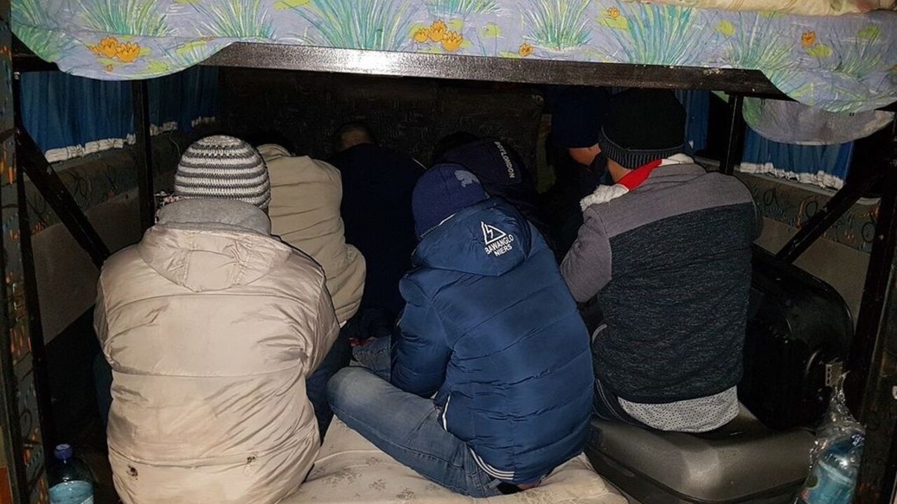 Pri hraniciach zadržali desiatky migrantov, previesť ich mali Slováci