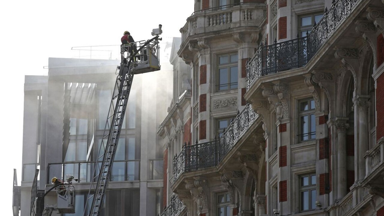 Luxusný londýnsky hotel zachvátil požiar, zasiahla stovka hasičov