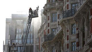 Luxusný londýnsky hotel zachvátil požiar, zasiahla stovka hasičov