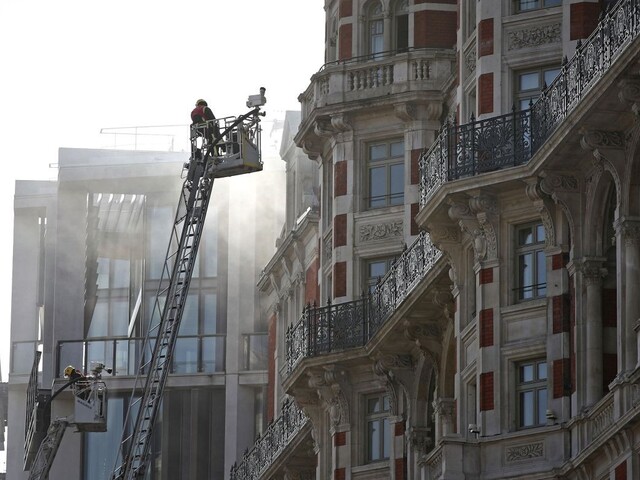 Luxusný londýnsky hotel zachvátil požiar, zasiahla stovka hasičov