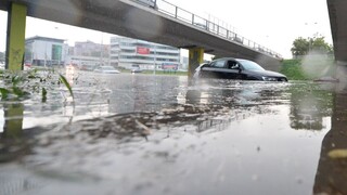 Voda zaplavila cesty aj nemocnicu, problémy malo i letisko