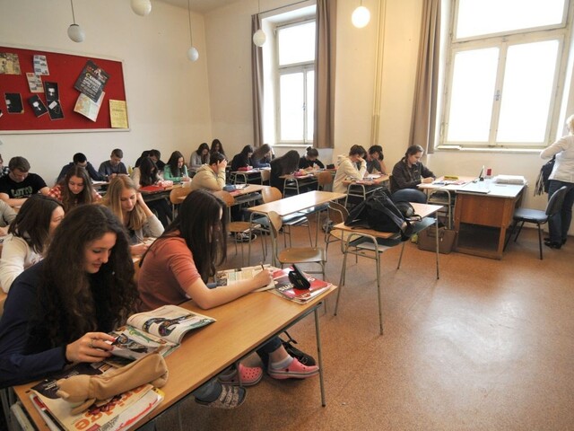 Dlhodobý nedostatok učebníc v školách by mohli vyriešiť e-knihy