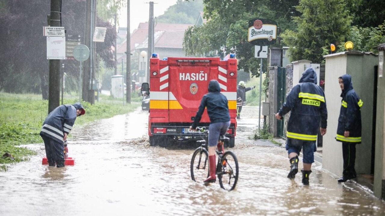 búrka povodeň voda hasiči 1140 px (SITA/Jana Birošová)