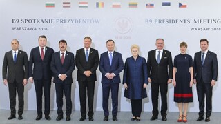 Kiska priniesol na summit prezidentov do Varšavy zaujímavý dar