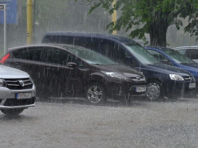 Pre celé Slovensko platia výstrahy pred búrkami, na východe môže byť teplo