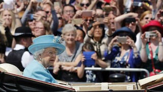 Kráľovná oslávila narodeniny, oblohu zahalila britská trikolóra