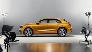 Socha na kolesách Mercedes CLS, Audi Q8 a Suzuki Vitara Copper