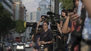 Na Trumpa a Kima sú zvedavé tisícky novinárov, dvoch už vyhostili