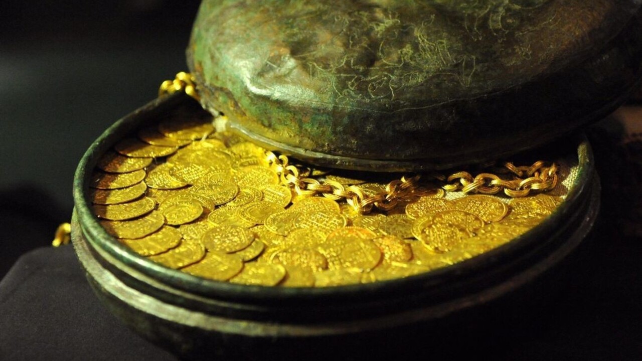 Robotníci demolovali dom, objavili stáročný zlatý poklad