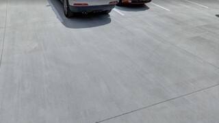 Matka nechala dieťatko zatvorené v aute, v horúčave neprežilo