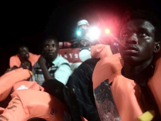 Loď so stovkami migrantov, ktorú nikto nechcel, našla prístav