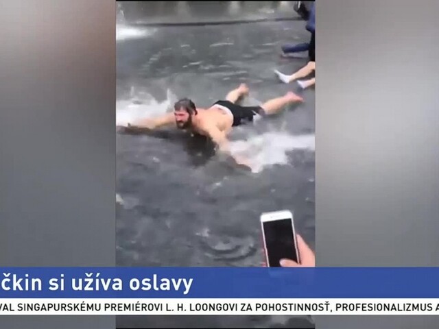 Ovečkin pokračuje v oslavách, pred fanúšikmi skočil do fontány
