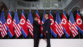 Historické stretnutie. Kim s Trumpom si podali ruky a vyrokovali dohodu
