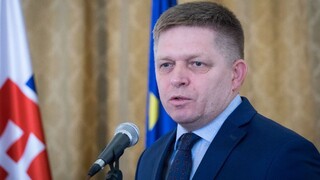 Merkelová pri migrantoch ustupuje, pre Fica je to zadosťučinením