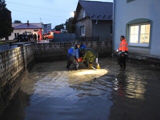 Spiš potrápil silný dážď. Obcou sa valila voda, škody budú vysoké