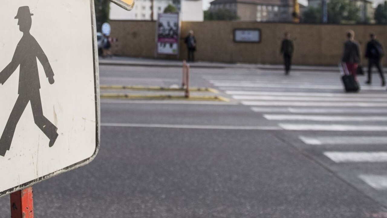 12-ročná školáčka prechádzala po priechode. Niekto ju zrazil a ušiel