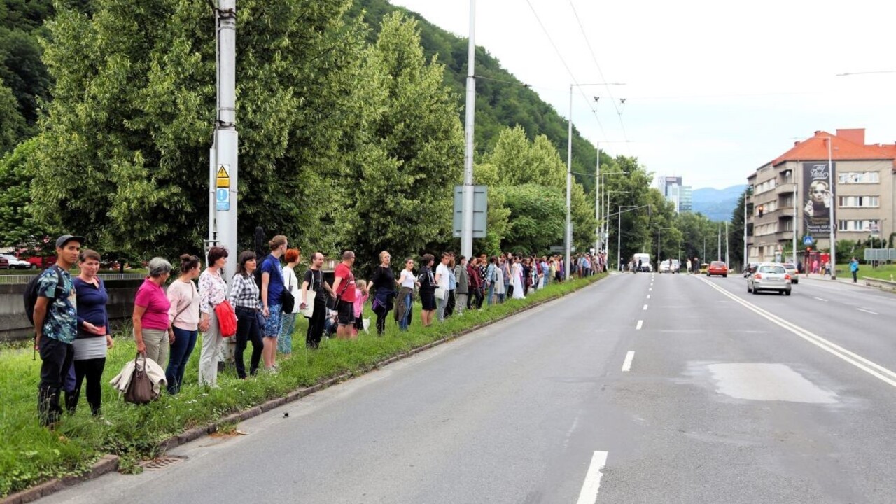 Ľudia vyjadrili nespokojnosť, v Banskej Bystrici vytvorili živú reťaz