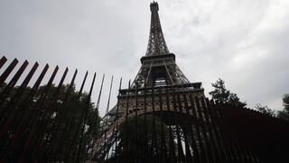Eiffelovku má chrániť hrubé sklo, zastaví aj paľbu z kalašnikova