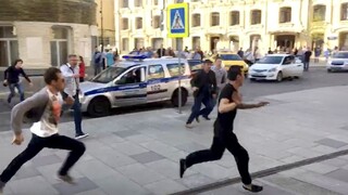 Do davu chodcov v Moskve vrazil taxík, vodiča zadržala polícia