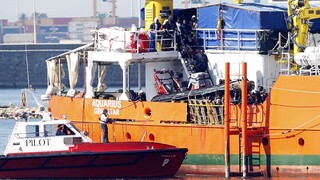Lode s migrantmi, ktorých odmietli Taliansko i Malta, zakotvili