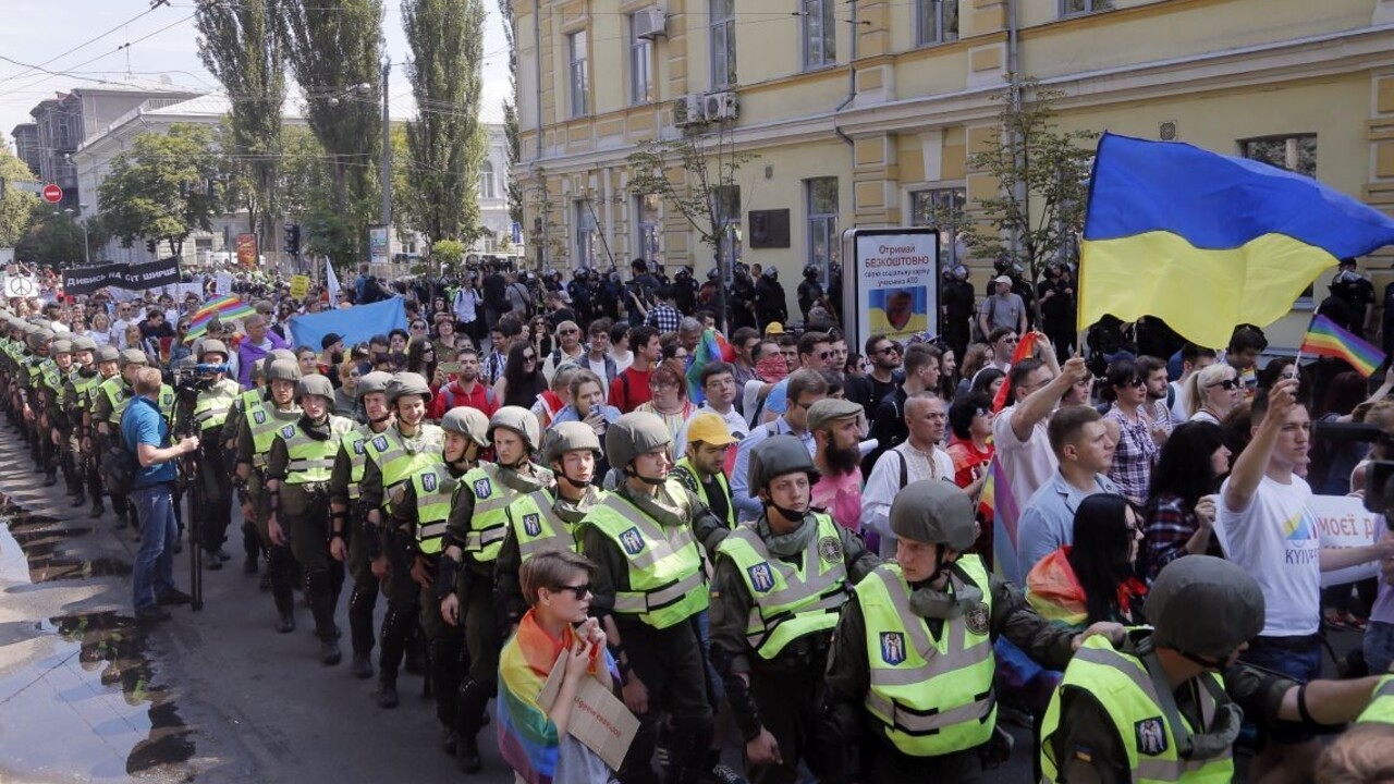 LGBTI pochod sprevádzali výtržnosti, radikálov v Kyjeve zadržali