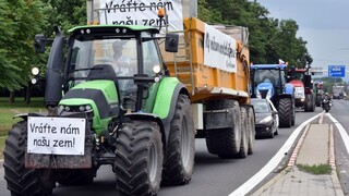 Nespokojní farmári nasadli do traktorov a vyrazili do Bratislavy