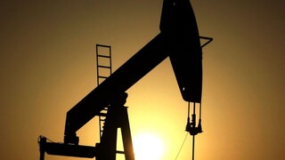 Cena ropy klesla, môžu za to Trumpove clá
