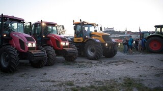 Farmári zaparkovali v Bratislave, chcú rokovať s premiérom