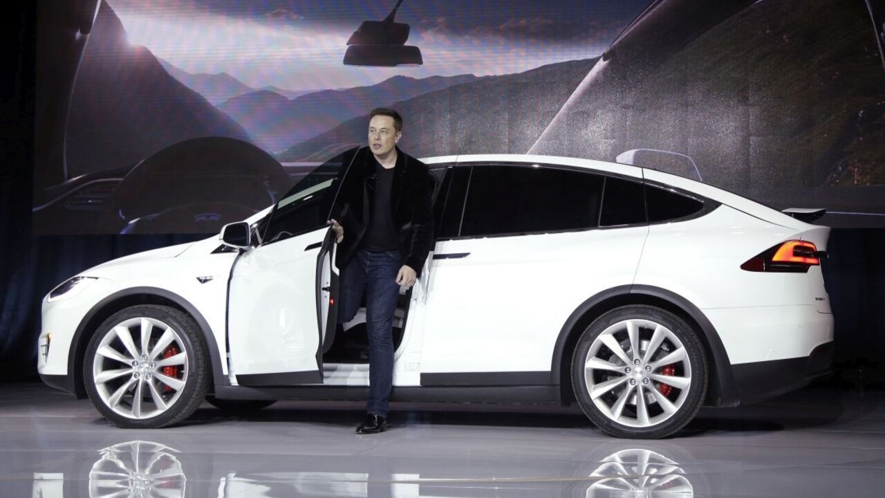 Elon Musk Tesla auto 1140 px (SITA/AP)