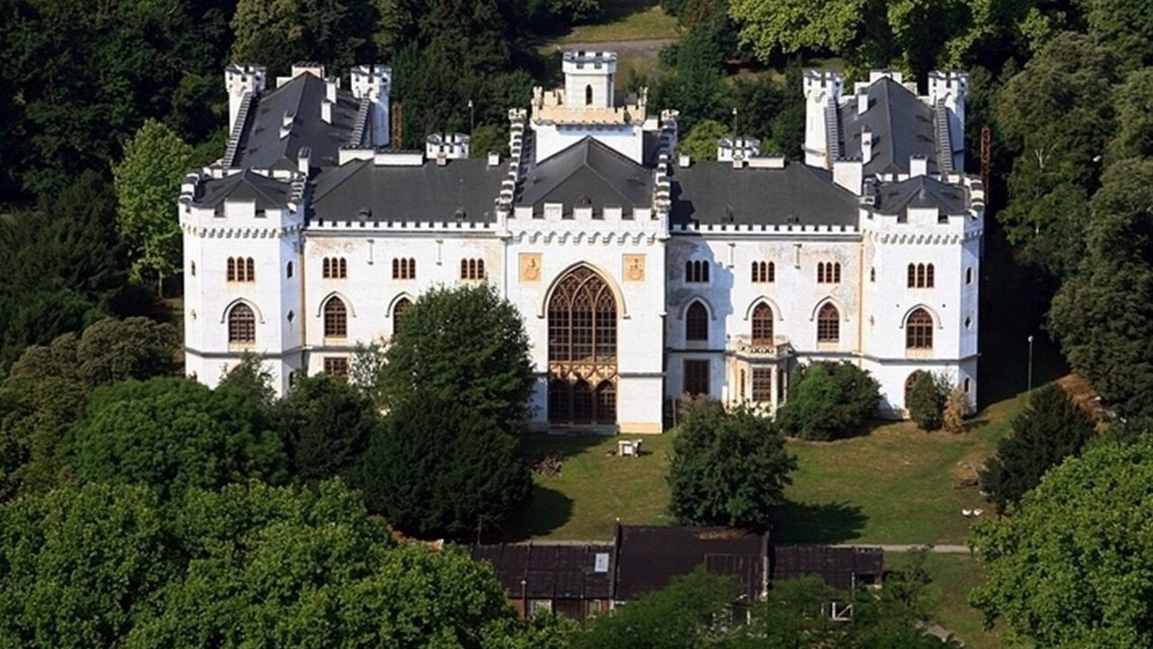 Pellegrini nechce posmešky, v Rusovciach opravia len budovu