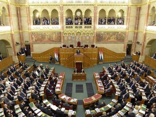 Zákaz pre cudzincov i ochrana identity. Maďari zmenili ústavu