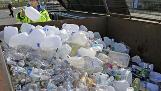 Západ sa musí vysporiadať s viac ako 100 miliónmi ton plastov