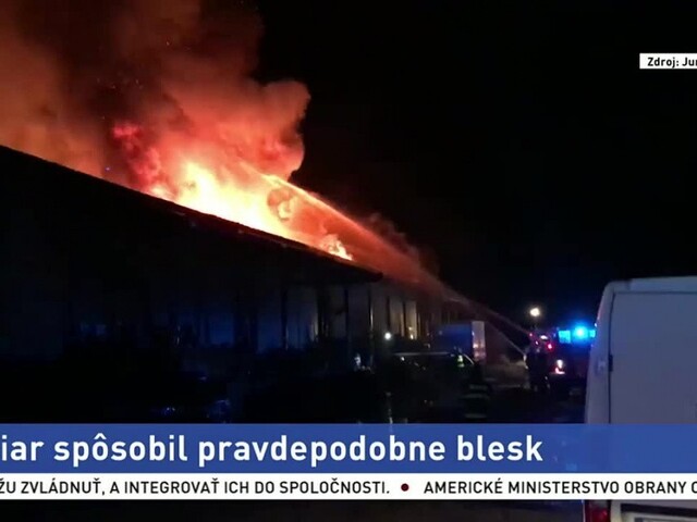 V Rakovej zhorela drevárska firma, požiar spôsobil pravdepodobne blesk