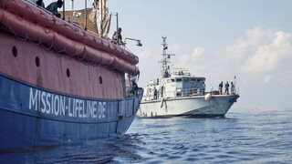 Odmietli prijať loď s migrantmi. Neľudské, tvrdí taliansky minister
