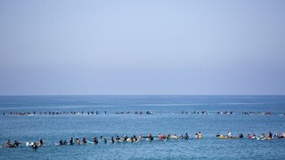 Izraelskí surfisti protestovali proti ťažbe plynu na mori